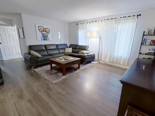 37 Alpine Boulevard, St. Albert, AB - Indoor Photo Showing Living Room