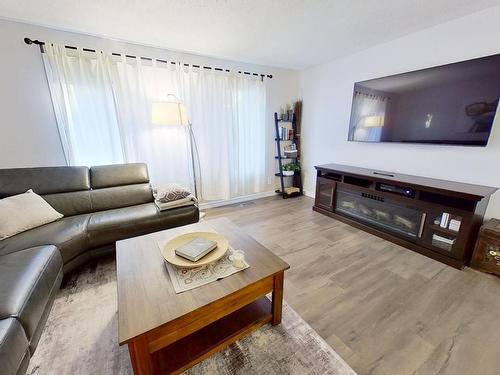 37 Alpine Boulevard, St. Albert, AB - Indoor Photo Showing Living Room