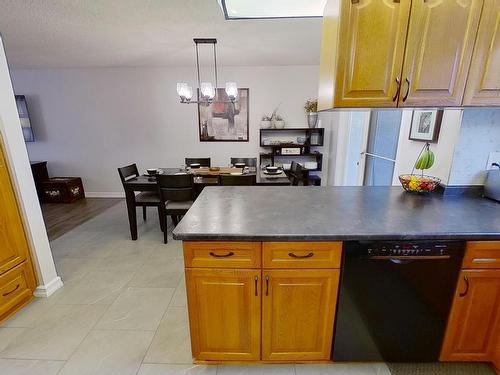 37 Alpine Boulevard, St. Albert, AB - Indoor Photo Showing Kitchen