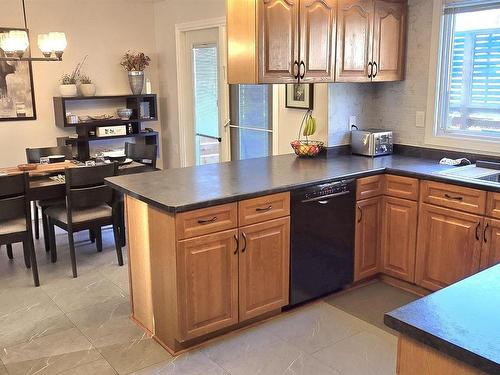 37 Alpine Boulevard, St. Albert, AB - Indoor Photo Showing Kitchen