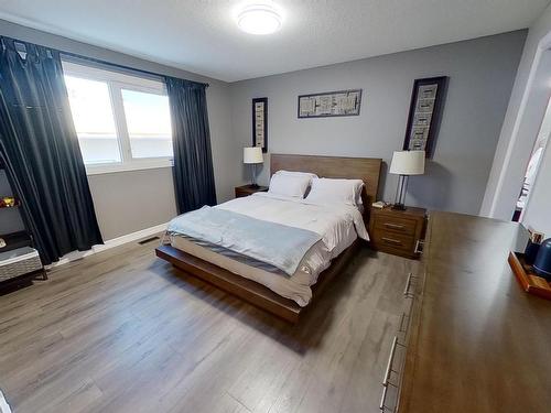 37 Alpine Boulevard, St. Albert, AB - Indoor Photo Showing Bedroom