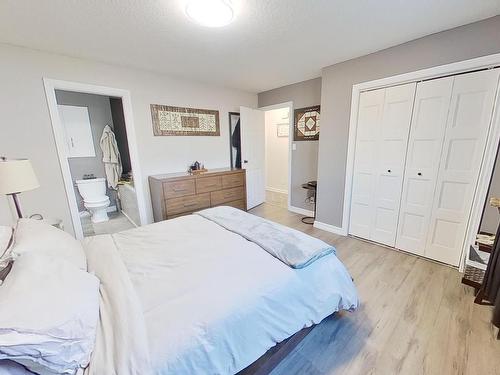 37 Alpine Boulevard, St. Albert, AB - Indoor Photo Showing Bedroom