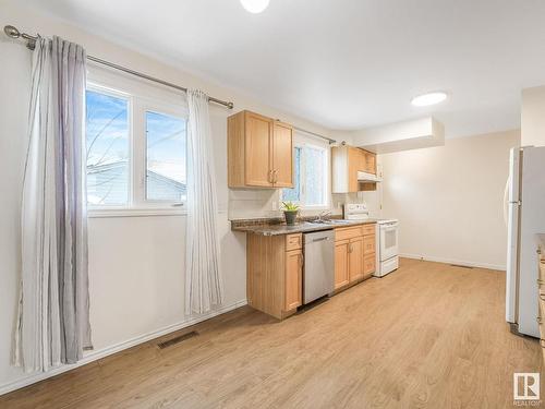 10312 Lauder Avenue, Edmonton, AB - Indoor Photo Showing Kitchen