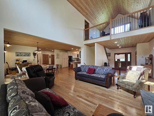 9213 Hwy 621, Rural Brazeau County, AB - Indoor Photo Showing Living Room