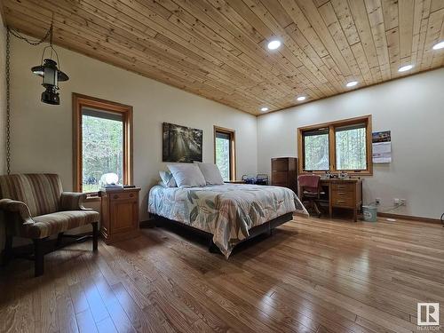 9213 Hwy 621, Rural Brazeau County, AB - Indoor Photo Showing Bedroom