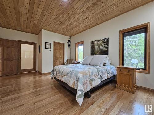 9213 Hwy 621, Rural Brazeau County, AB - Indoor Photo Showing Bedroom