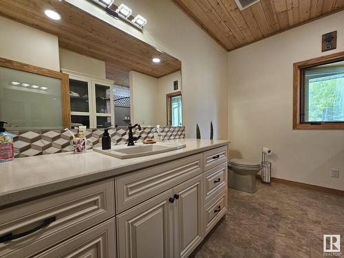 9213 Hwy 621, Rural Brazeau County, AB - Indoor Photo Showing Bathroom