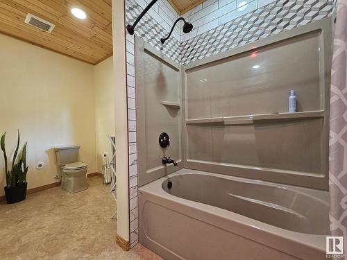 9213 Hwy 621, Rural Brazeau County, AB - Indoor Photo Showing Bathroom