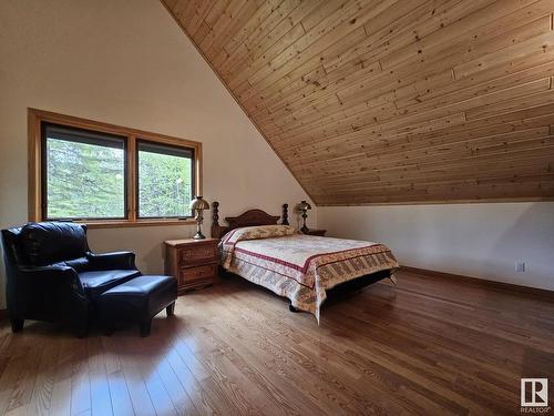 9213 Hwy 621, Rural Brazeau County, AB - Indoor Photo Showing Bedroom