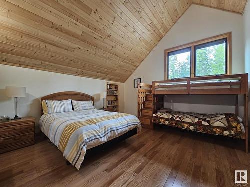 9213 Hwy 621, Rural Brazeau County, AB - Indoor Photo Showing Bedroom