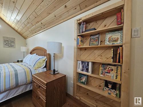 9213 Hwy 621, Rural Brazeau County, AB - Indoor Photo Showing Bedroom