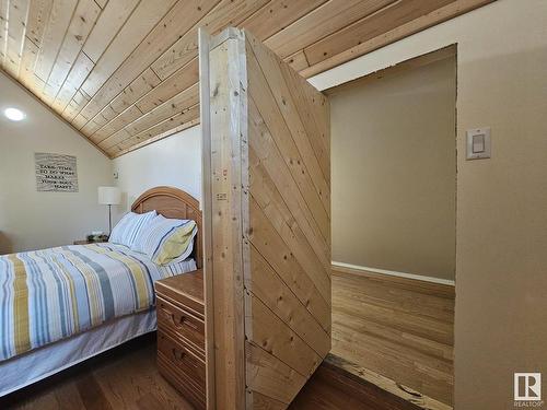 9213 Hwy 621, Rural Brazeau County, AB - Indoor Photo Showing Bedroom