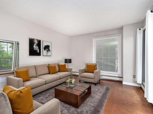 203 10545 Saskatchewan Drive, Edmonton, AB - Indoor Photo Showing Living Room