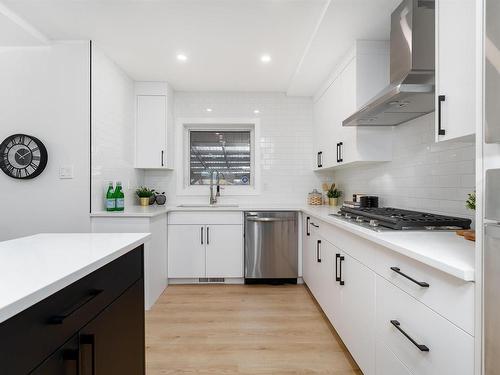 10566 42 Street, Edmonton, AB - Indoor Photo Showing Kitchen With Upgraded Kitchen