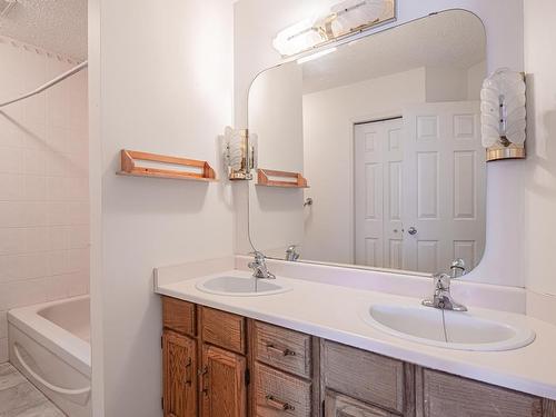 232 Ockenden Place, Edmonton, AB - Indoor Photo Showing Bathroom