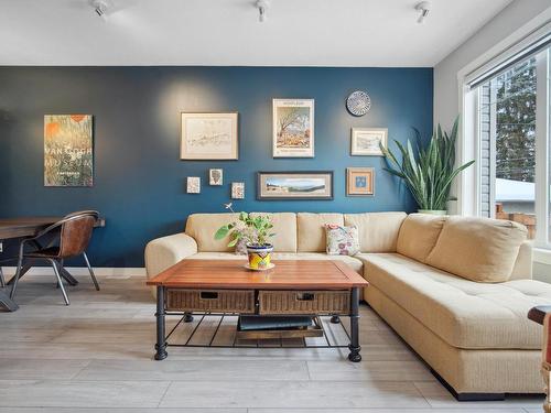 9741 70 Avenue, Edmonton, AB - Indoor Photo Showing Living Room