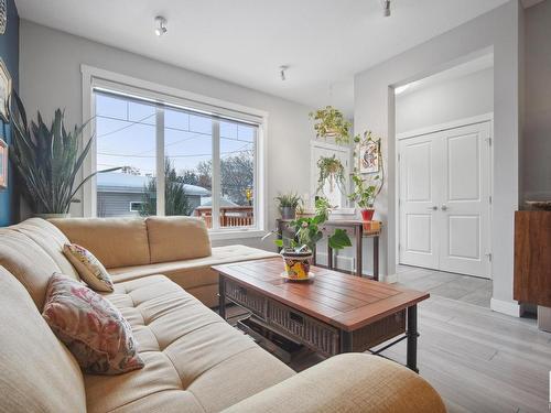 9741 70 Avenue, Edmonton, AB - Indoor Photo Showing Living Room