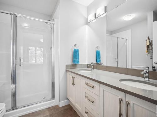 9741 70 Avenue, Edmonton, AB - Indoor Photo Showing Bathroom