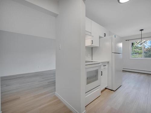 222 5730 Riverbend Road, Edmonton, AB - Indoor Photo Showing Kitchen