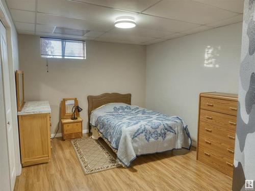 5803 50 Ave, Barrhead, AB - Indoor Photo Showing Bedroom