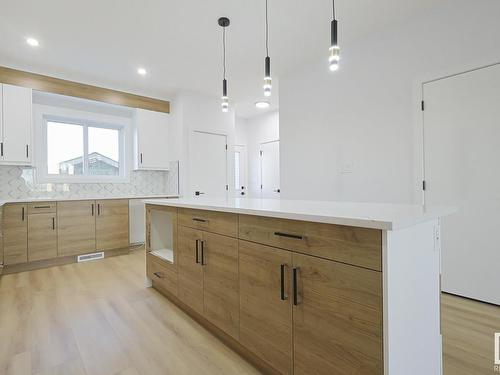 112 28 Street, Edmonton, AB - Indoor Photo Showing Kitchen With Upgraded Kitchen