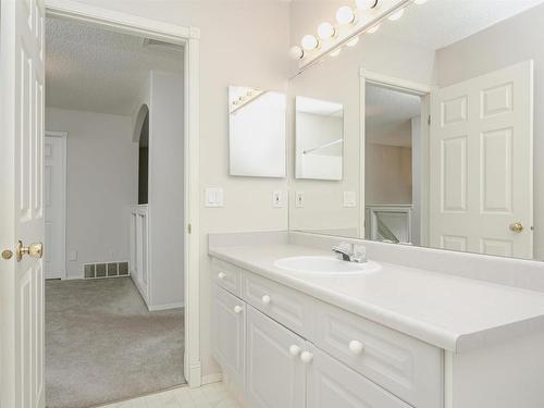 909 Burrows Crescent, Edmonton, AB - Indoor Photo Showing Bathroom