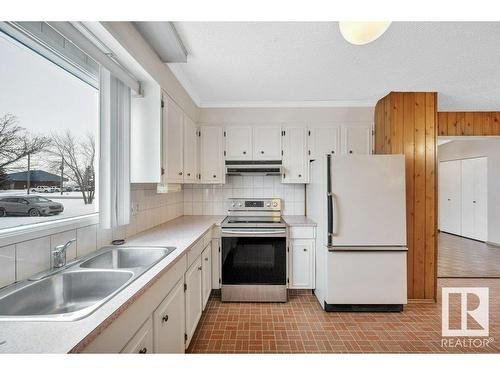 5217 44 Avenue, Smoky Lake Town, AB - Indoor Photo Showing Kitchen With Double Sink