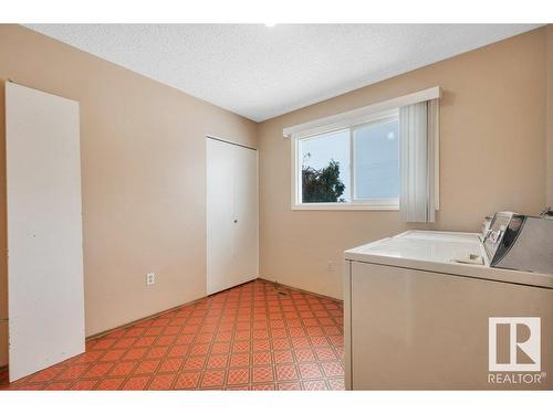 5217 44 Avenue, Smoky Lake Town, AB - Indoor Photo Showing Laundry Room