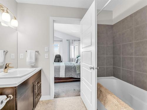 2804 16 Avenue, Edmonton, AB - Indoor Photo Showing Bathroom