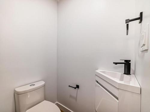 Edmonton, AB - Indoor Photo Showing Bathroom