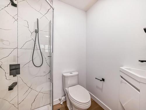 Edmonton, AB - Indoor Photo Showing Bathroom