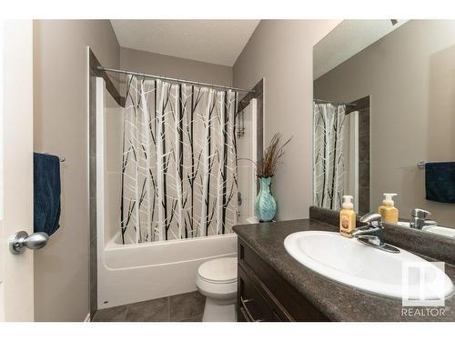 1062 Armitage Crescent, Edmonton, AB - Indoor Photo Showing Bathroom