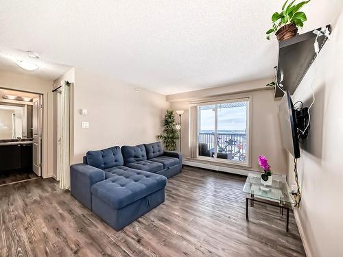 461 1196 Hyndman Road, Edmonton, AB - Indoor Photo Showing Living Room