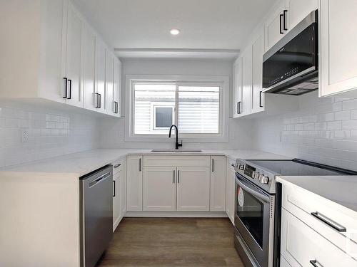 9104 69 Street, Edmonton, AB - Indoor Photo Showing Kitchen With Upgraded Kitchen