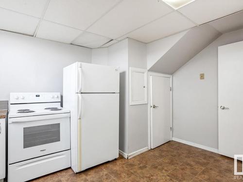 11940 152B Avenue, Edmonton, AB - Indoor Photo Showing Kitchen