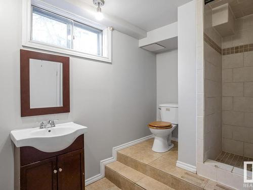 11940 152B Avenue, Edmonton, AB - Indoor Photo Showing Bathroom