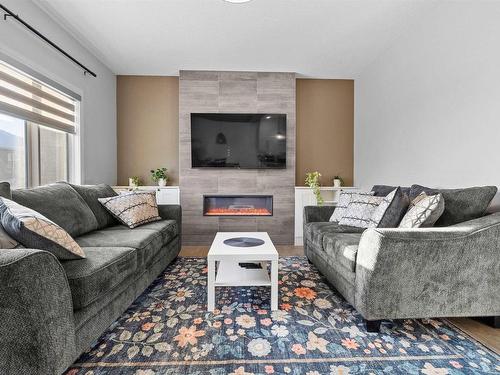 3874 Robins Crescent, Edmonton, AB - Indoor Photo Showing Living Room