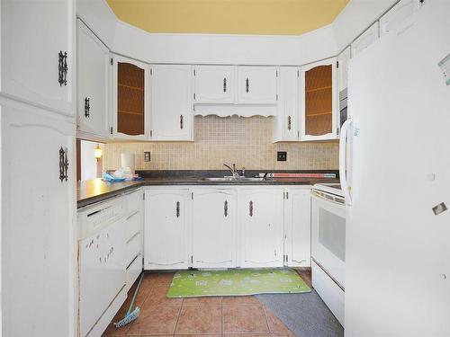 1928 68 Street, Edmonton, AB - Indoor Photo Showing Kitchen