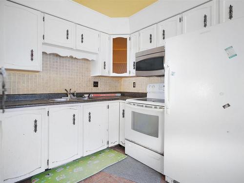 1928 68 Street, Edmonton, AB - Indoor Photo Showing Kitchen