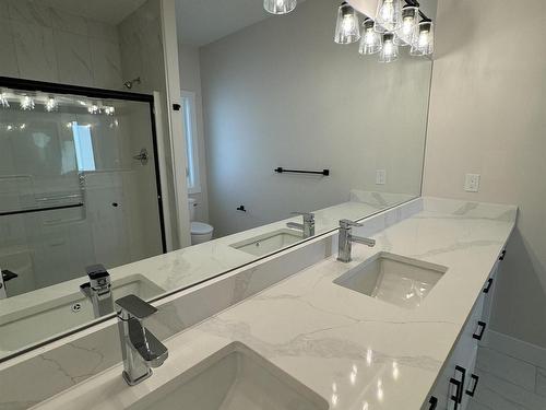 11217 75 Avenue, Edmonton, AB - Indoor Photo Showing Bathroom