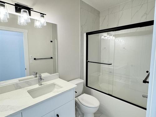 11217 75 Avenue, Edmonton, AB - Indoor Photo Showing Bathroom