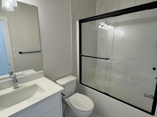 11217 75 Avenue, Edmonton, AB - Indoor Photo Showing Bathroom