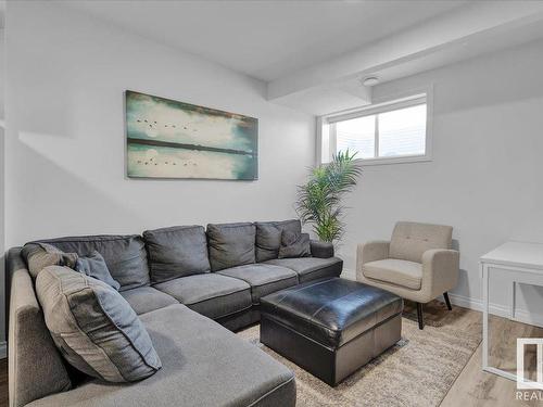 8888 Carson Way, Edmonton, AB - Indoor Photo Showing Living Room