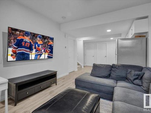 8888 Carson Way, Edmonton, AB - Indoor Photo Showing Living Room