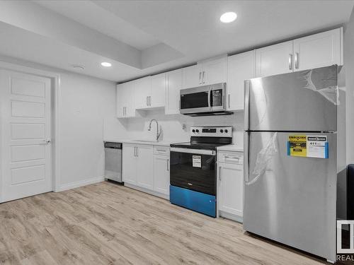 8888 Carson Way, Edmonton, AB - Indoor Photo Showing Kitchen