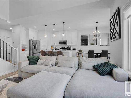 8888 Carson Way, Edmonton, AB - Indoor Photo Showing Living Room