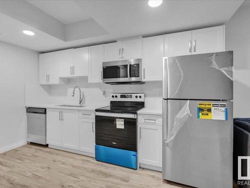 8888 Carson Way, Edmonton, AB - Indoor Photo Showing Kitchen