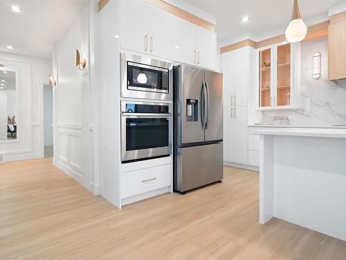 3203 Magpie Link Nw, Edmonton, AB - Indoor Photo Showing Kitchen