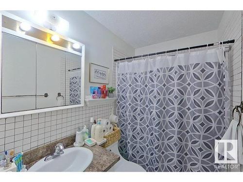 9422 132 Avenue, Edmonton, AB - Indoor Photo Showing Bathroom