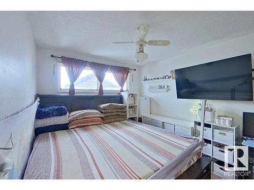 9422 132 Avenue, Edmonton, AB - Indoor Photo Showing Bedroom